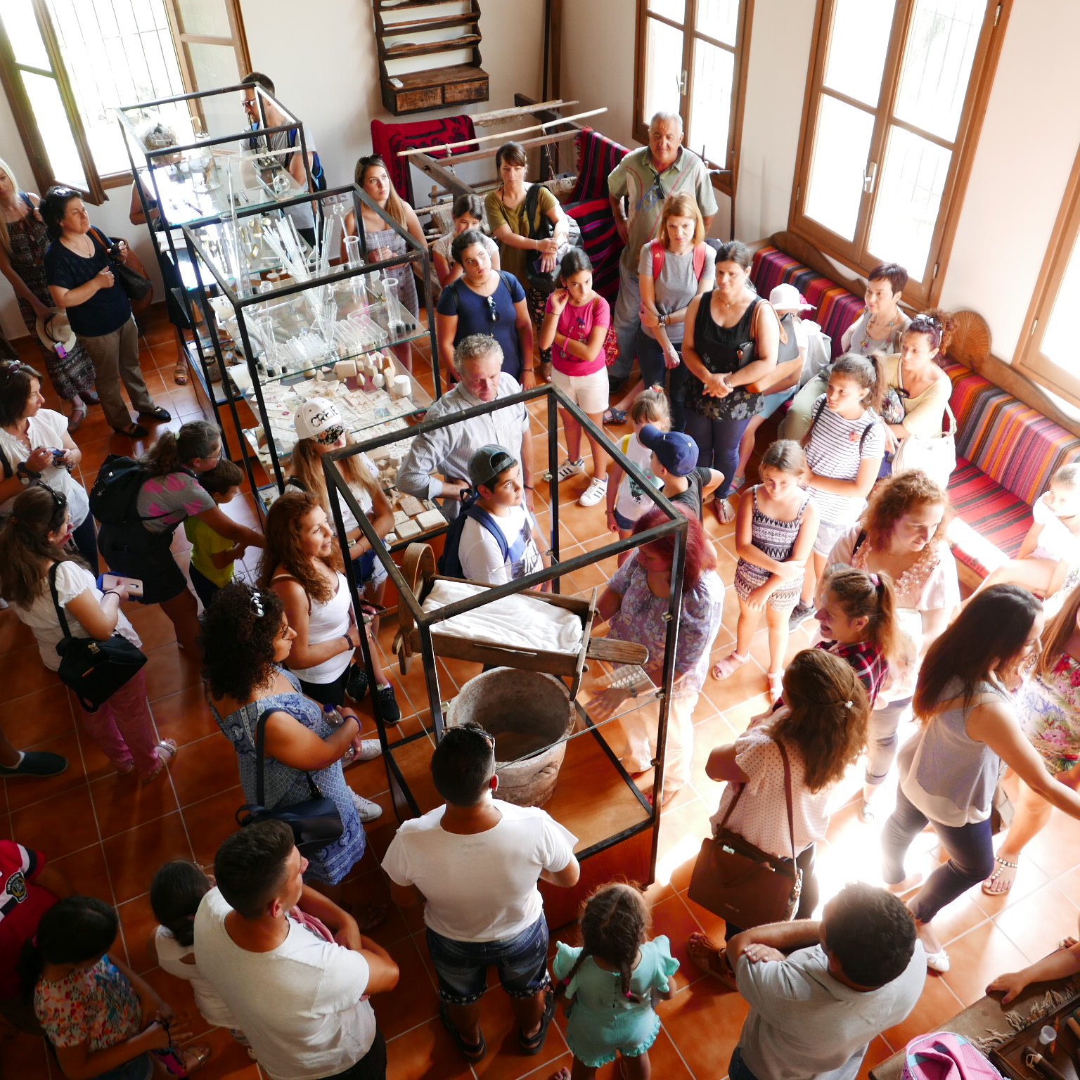 p1020364 museum vlatos visitors