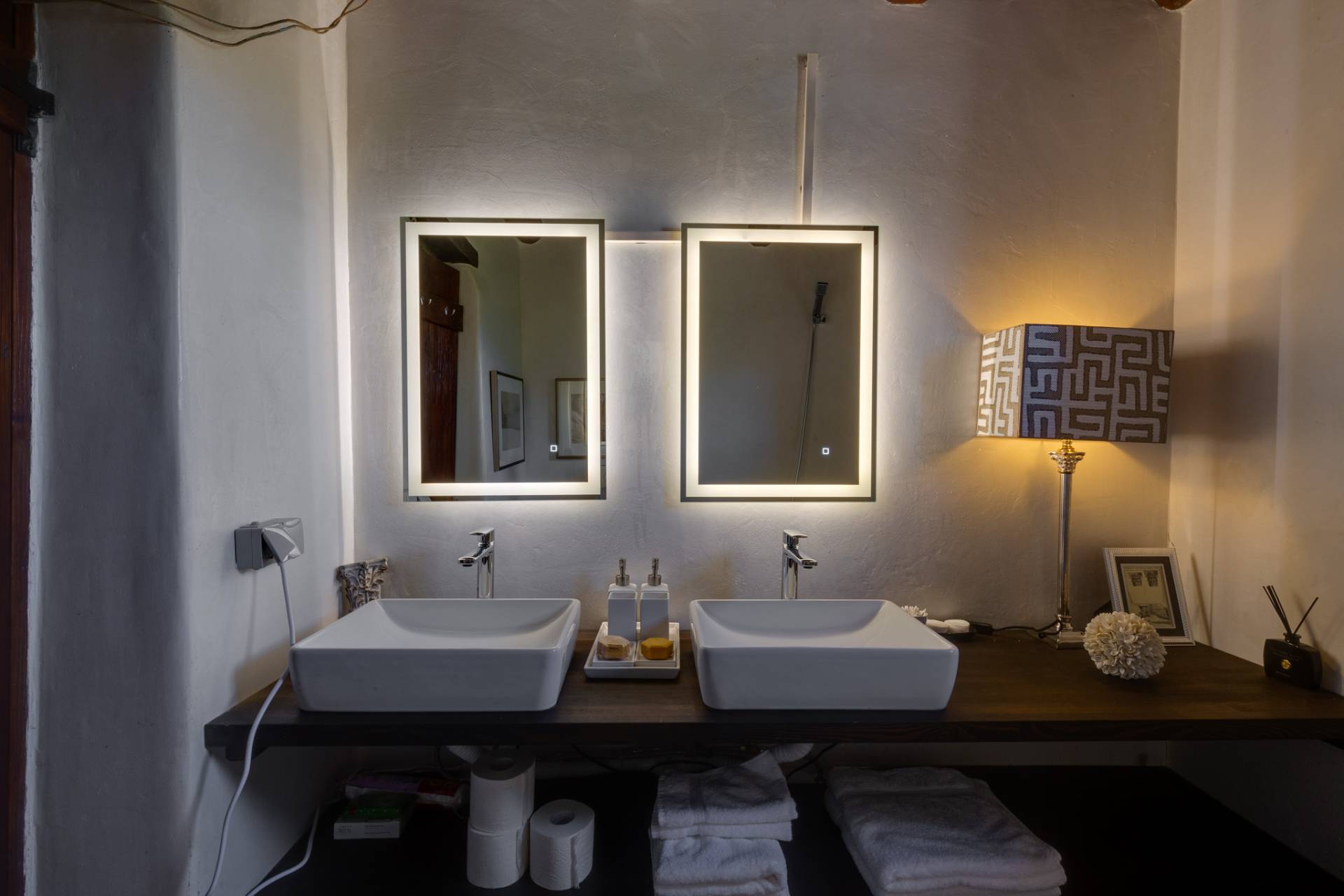 Mountain retreat near pristine beaches,Short drive to crystal-clear Cretan beaches,Mediterranean sea adventures from the mountains,Beach-hopping base in western Crete,Coastal escapes minutes away,Off-grid luxury with beach proximity,Crete's best beaches within easy reach